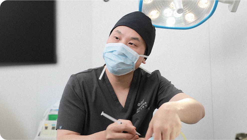 의사가 수술 준비를 하는 모습